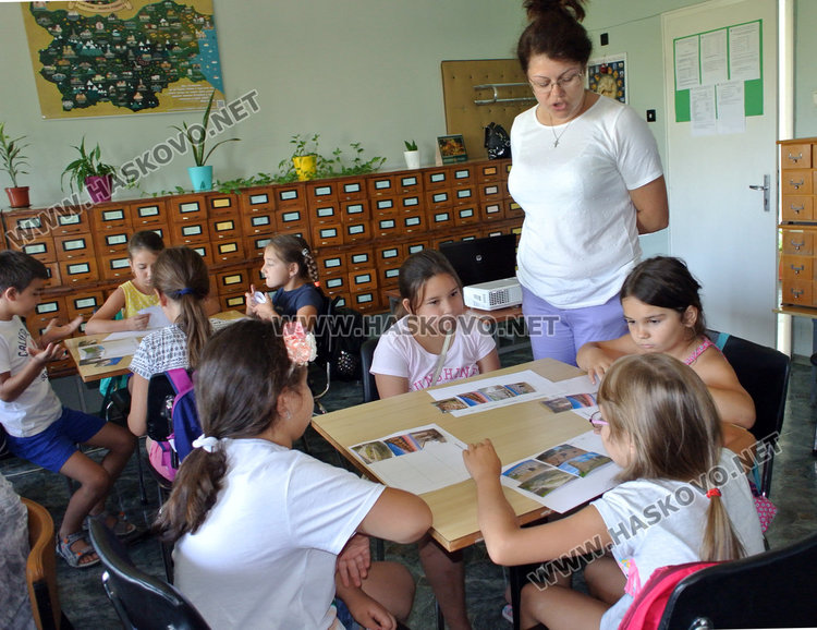 Учат деца на краезнание в библиотеката през юли