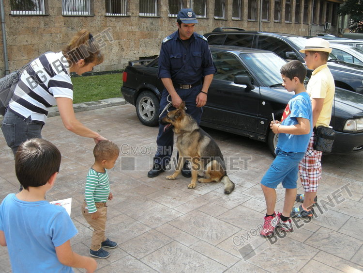Демонстрацията със специално обучените служебни кучета е най-атрактивна за децата