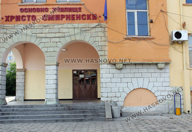 Потрошиха три камери и климатик в „Смирненски“, разбиха и врата