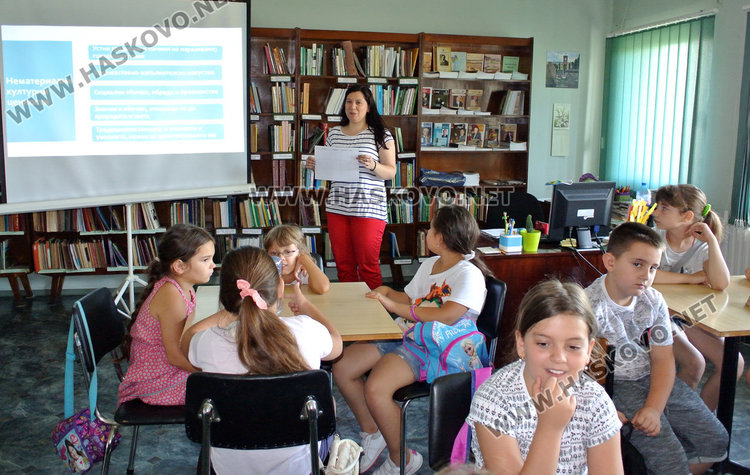 Учат деца на краезнание в библиотеката през юли