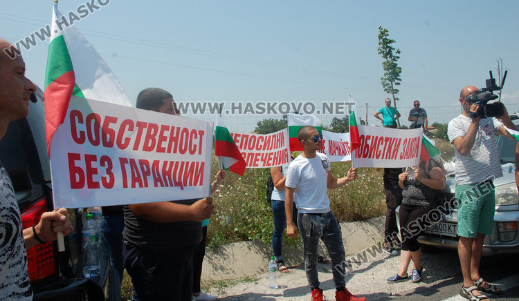 Представители на малките бензиностанции блокираха границата, предвиждат скок на горивата