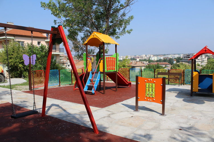 Готова е първата от новите осем детски и спортни площадки 