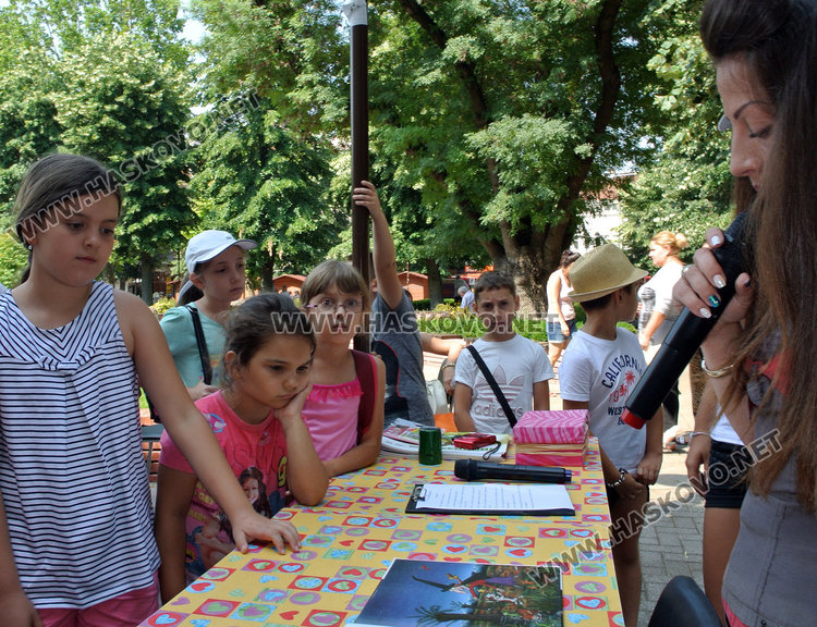 Деца рисуват приказни герои на 15-метрово платно пред библиотеката