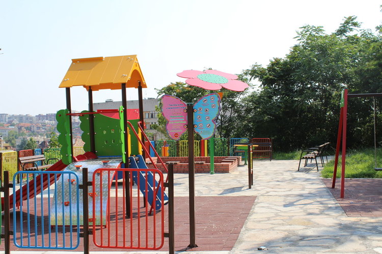 Готова е първата от новите осем детски и спортни площадки 