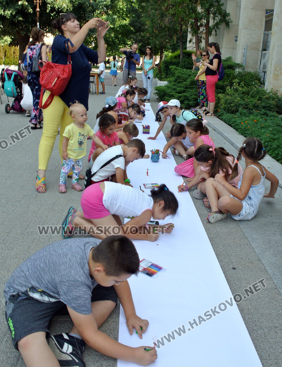 Деца рисуват приказни герои на 15-метрово платно пред библиотеката