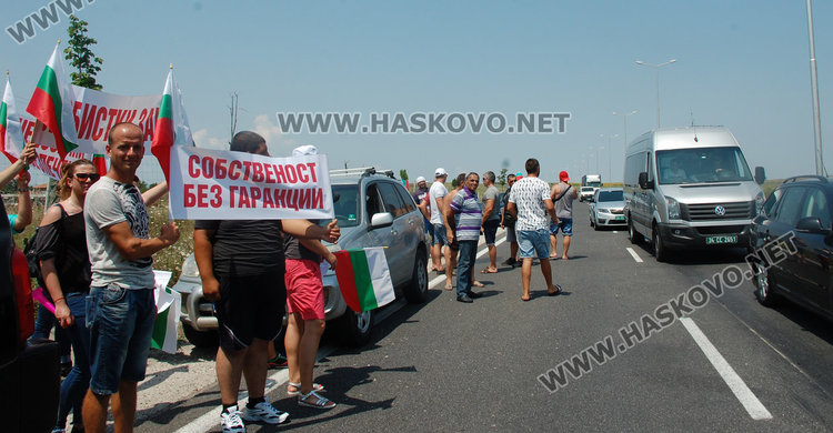 Представители на малките бензиностанции блокираха границата, предвиждат скок на горивата