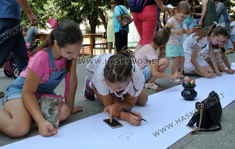 Деца рисуват приказни герои на 15-метрово платно пред библиотеката