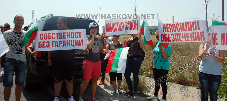 Представители на малките бензиностанции блокираха границата, предвиждат скок на горивата