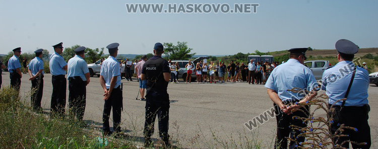 Представители на малките бензиностанции блокираха границата, предвиждат скок на горивата