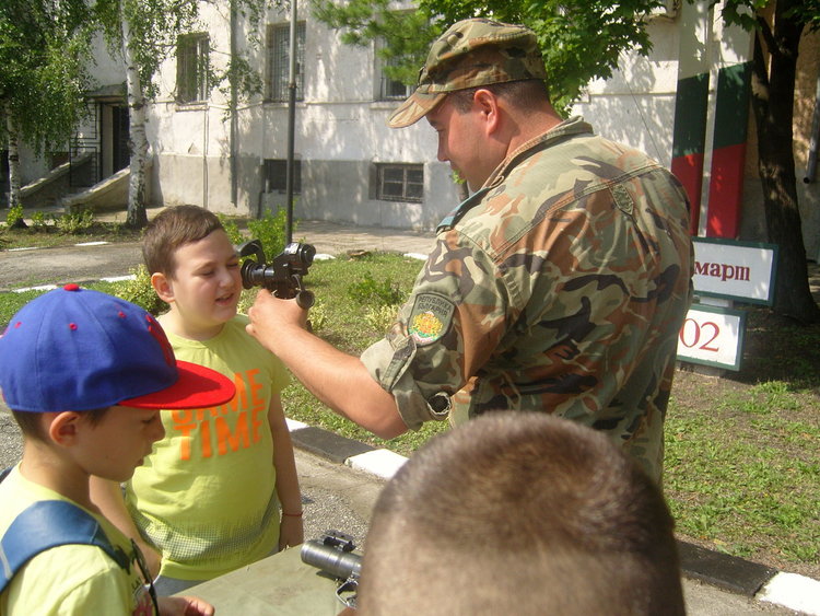 Децата посетиха хасковското поделение, впечатлени от автомат като от електронни игри