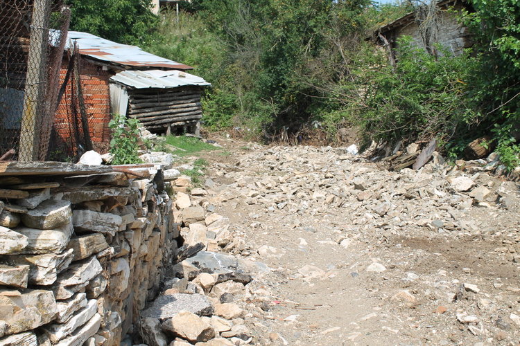 Наводненията заляха къщи, подкопаха пътища и отнесоха асфалта 