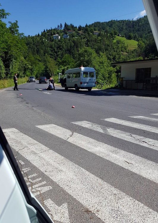 Млада жена е в критично състояние след удар на пешеходна пътека