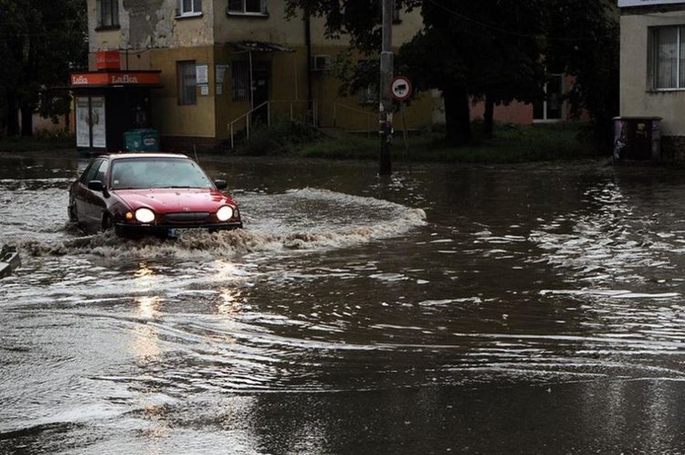 Огромно количество дъжд се изля в Перник, потопът блокира движението