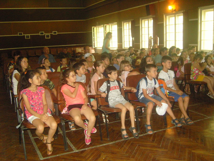 Децата посетиха хасковското поделение, впечатлени от автомат като от електронни игри