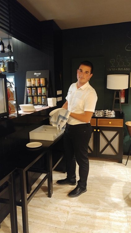 Ученици от Гимназията по туризъм стажуваха на остров Тенерифе, канят ги на работа