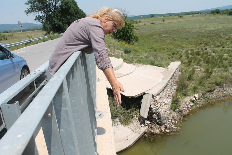 Наводненията заляха къщи, подкопаха пътища и отнесоха асфалта 