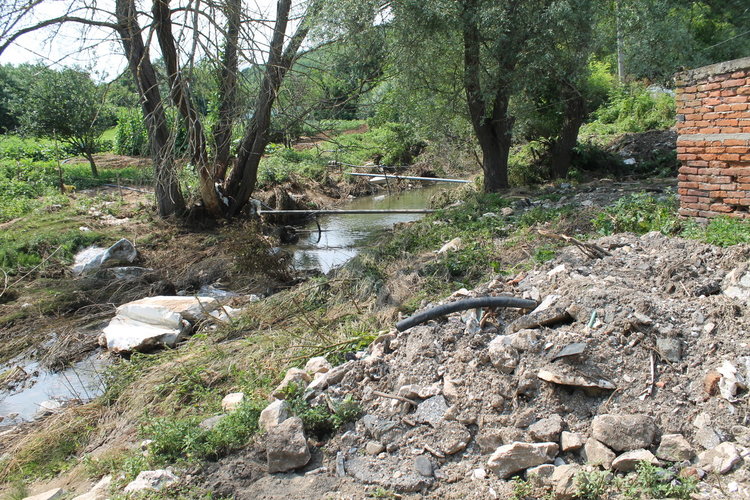 Наводненията заляха къщи, подкопаха пътища и отнесоха асфалта 