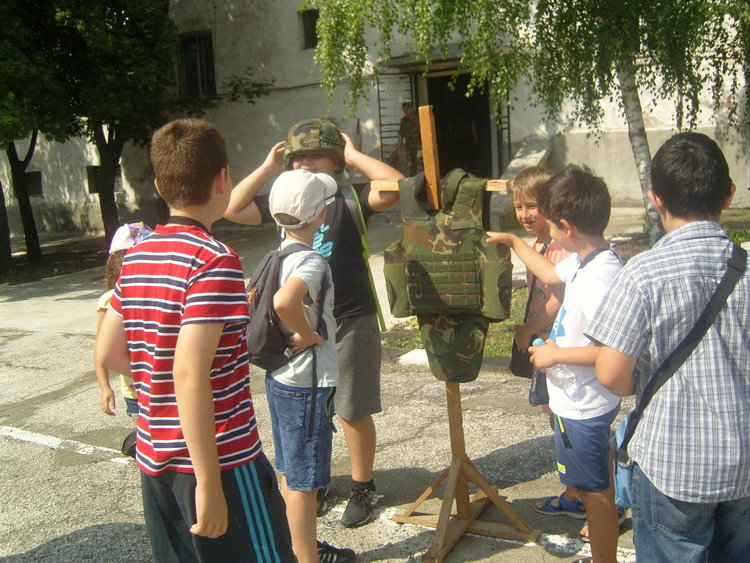 Децата посетиха хасковското поделение, впечатлени от автомат като от електронни игри