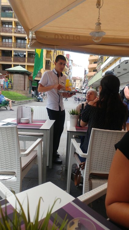 Ученици от Гимназията по туризъм стажуваха на остров Тенерифе, канят ги на работа