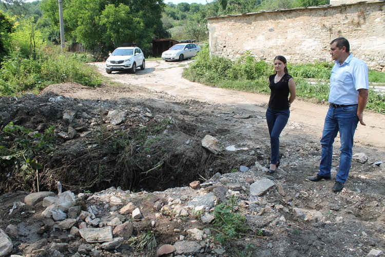 Наводненията заляха къщи, подкопаха пътища и отнесоха асфалта 