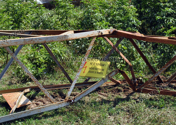 Любеново: Удари ни торнадо. В Динево кметът остана без комин