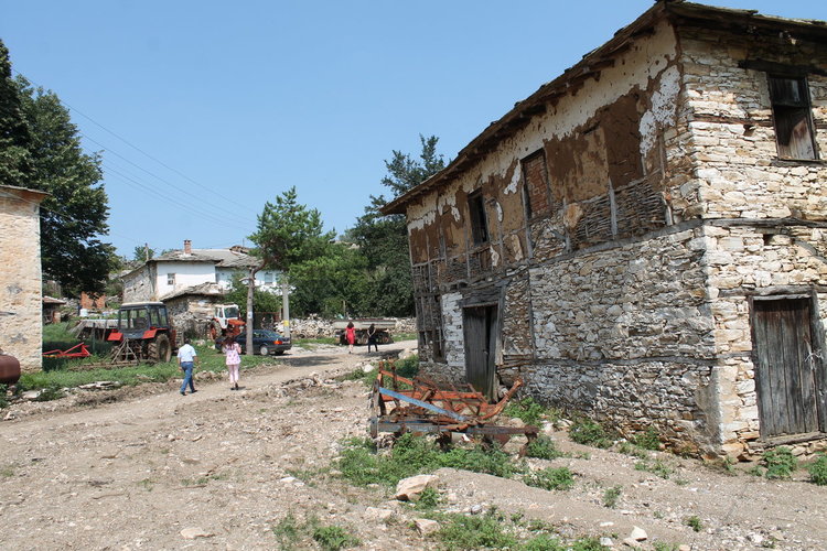 Наводненията заляха къщи, подкопаха пътища и отнесоха асфалта 