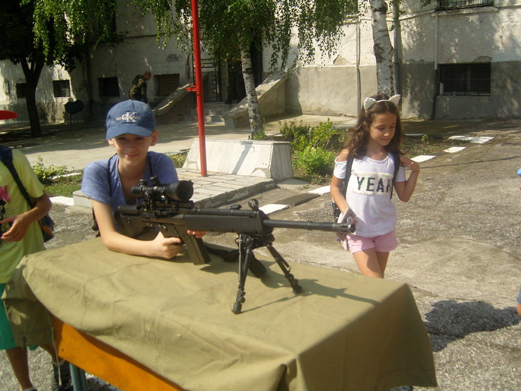 Децата посетиха хасковското поделение, впечатлени от автомат като от електронни игри