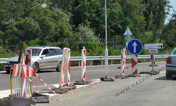 Допълнителните препятствия на детелината за влизане към Хасково не спират безразсъдни шофьори