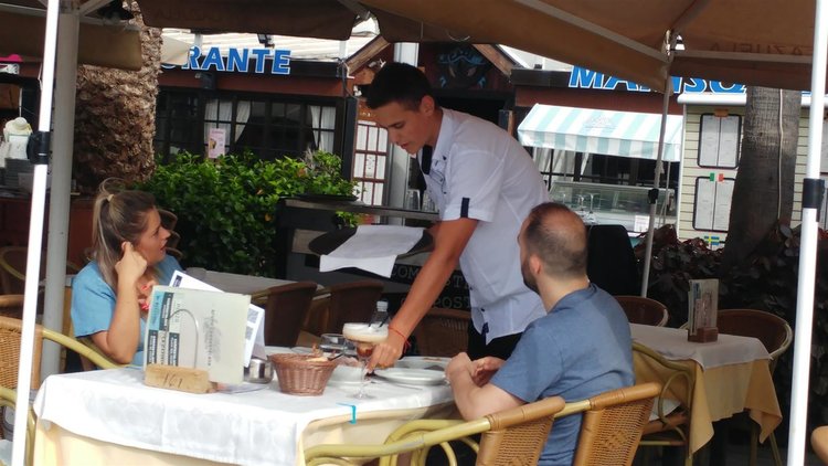 Ученици от Гимназията по туризъм стажуваха на остров Тенерифе, канят ги на работа