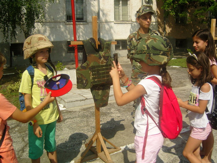 Децата посетиха хасковското поделение, впечатлени от автомат като от електронни игри