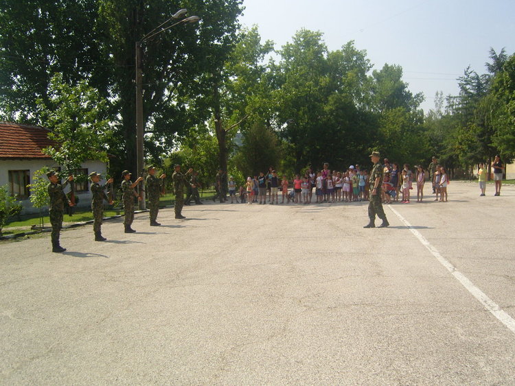 Децата посетиха хасковското поделение, впечатлени от автомат като от електронни игри