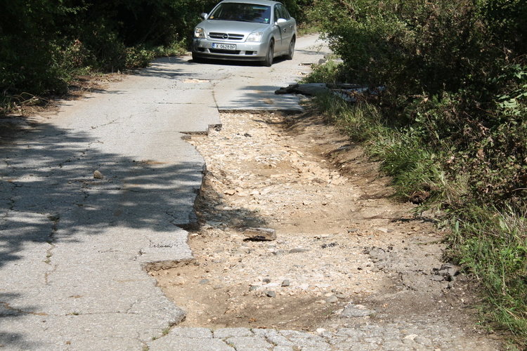 Наводненията заляха къщи, подкопаха пътища и отнесоха асфалта 