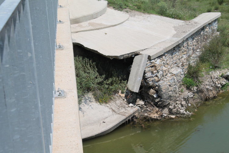 Наводненията заляха къщи, подкопаха пътища и отнесоха асфалта 