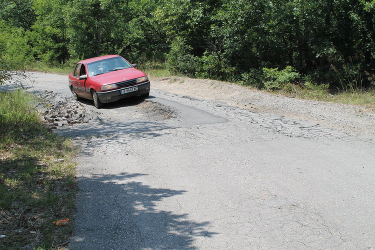 Наводненията заляха къщи, подкопаха пътища и отнесоха асфалта 