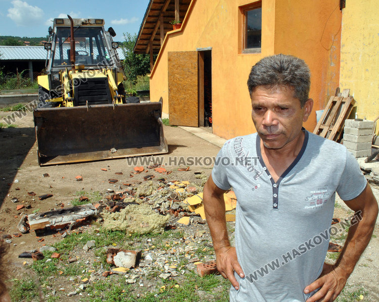 Кметът на Динево Тодор Тодоров до останките от комина