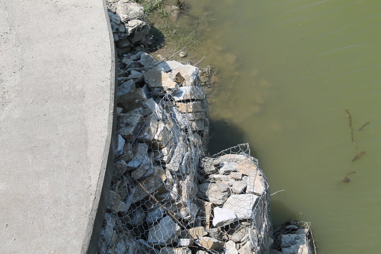 Наводненията заляха къщи, подкопаха пътища и отнесоха асфалта 