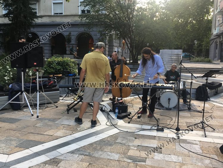 Джаз  "Късче от лятото" прозвуча в центъра на Димитровград - ВИДЕО