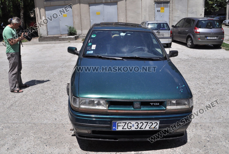 Сеат с полски номера мистериозно зарязан на паркинг пред блок