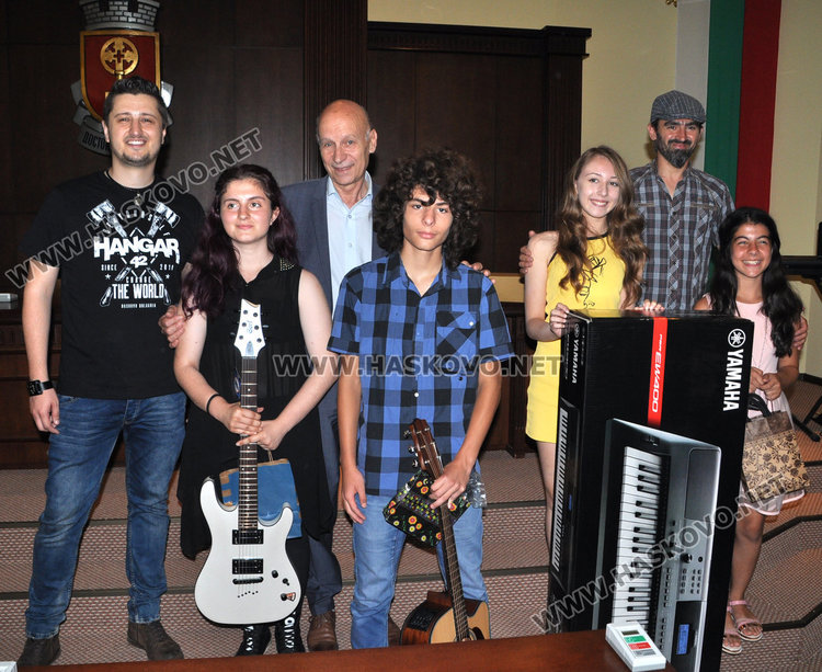 Зарадваха млади музиканти с инструменти от „Хасково рок“ 