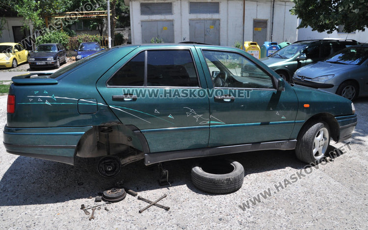 Сеат с полски номера мистериозно зарязан на паркинг пред блок