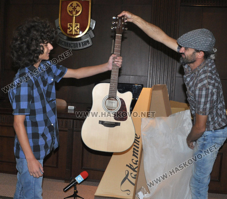 Зарадваха млади музиканти с инструменти от „Хасково рок“ 