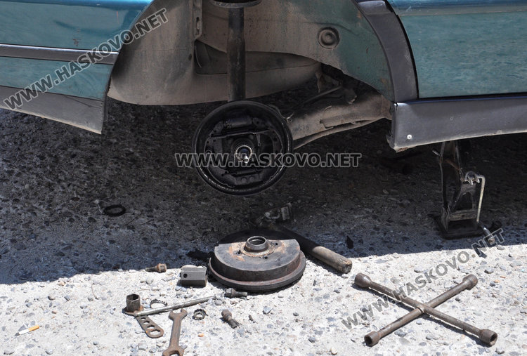 Сеат с полски номера мистериозно зарязан на паркинг пред блок