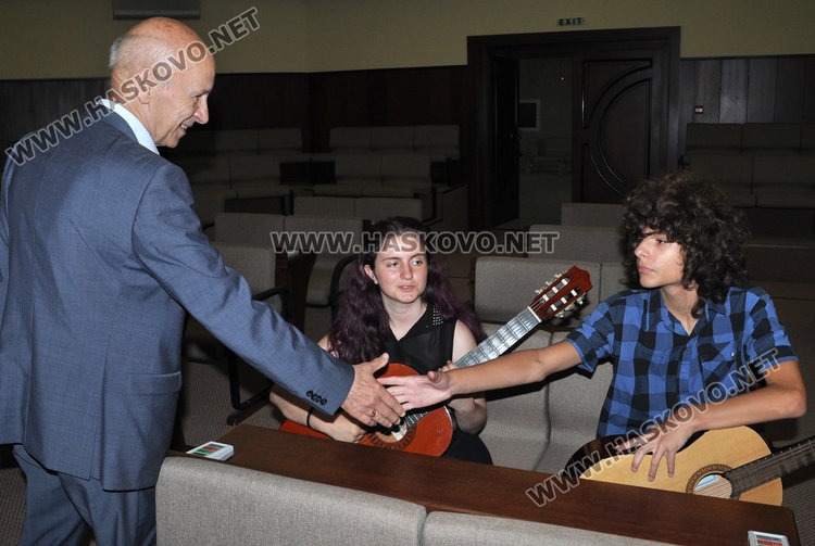 Зарадваха млади музиканти с инструменти от „Хасково рок“ 