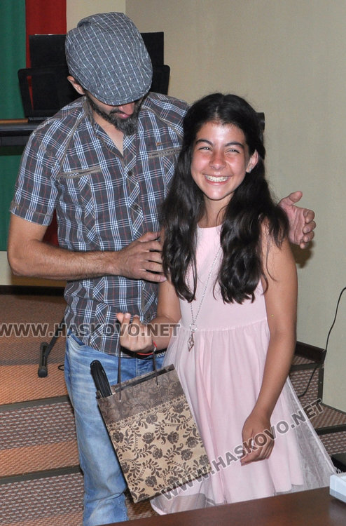 Зарадваха млади музиканти с инструменти от „Хасково рок“ 