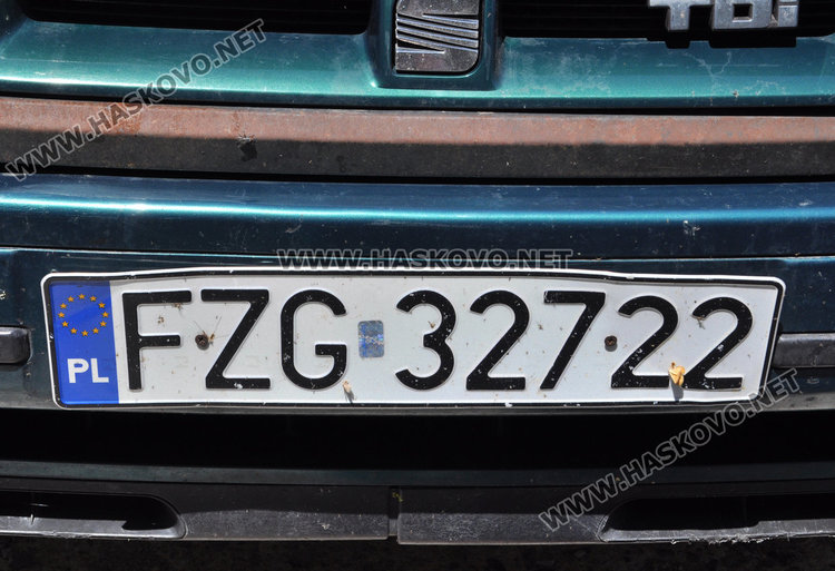 Сеат с полски номера мистериозно зарязан на паркинг пред блок