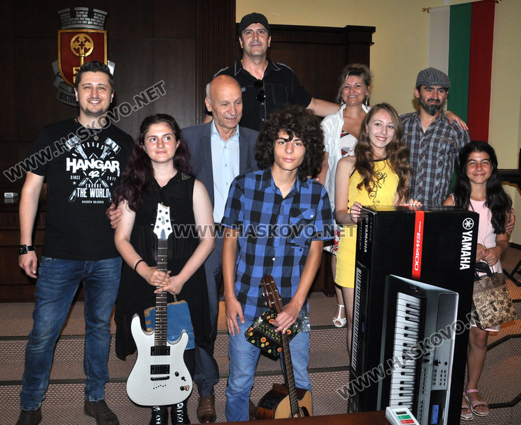 Зарадваха млади музиканти с инструменти от „Хасково рок“ 