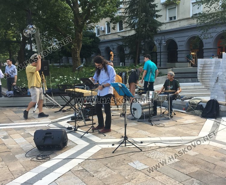 Джаз  "Късче от лятото" прозвуча в центъра на Димитровград - ВИДЕО