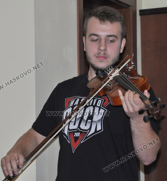 Зарадваха млади музиканти с инструменти от „Хасково рок“ 