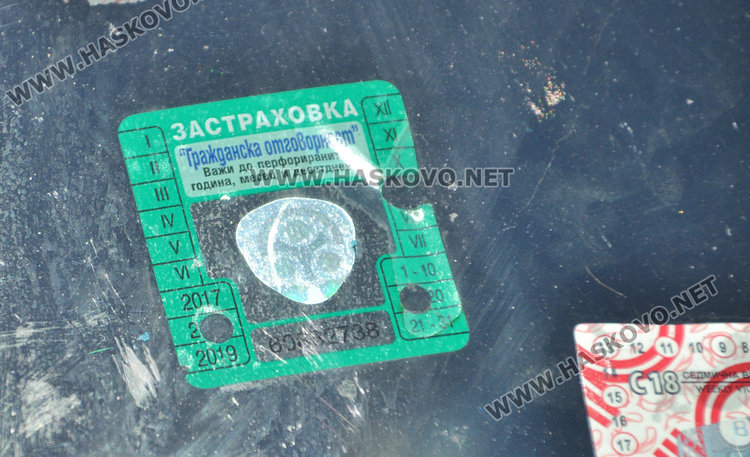 Сеат с полски номера мистериозно зарязан на паркинг пред блок