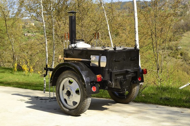 Боб чорба от полева кухня на риболовния фест край Дяволския мост